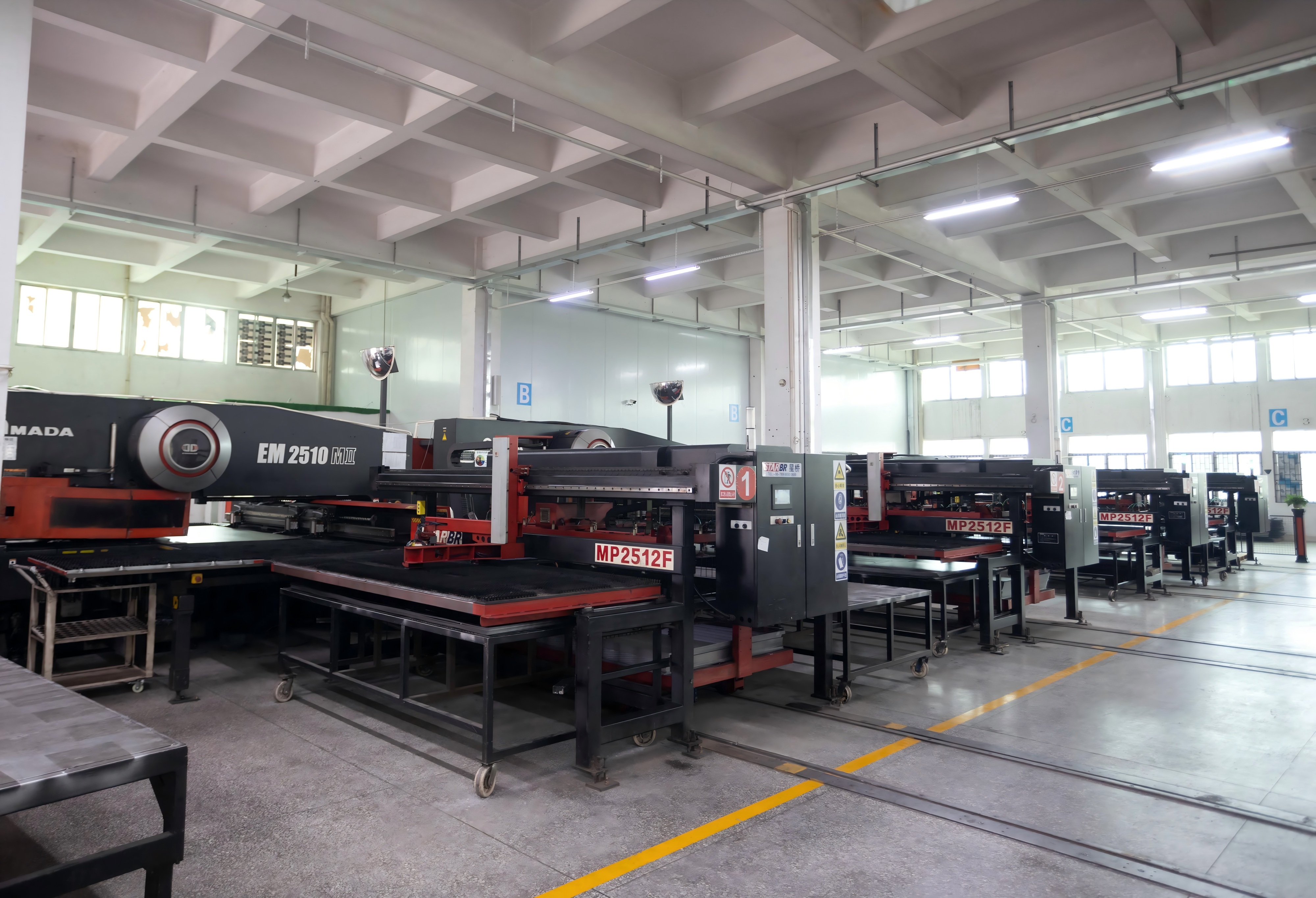 数控冲床解析：高效钣金加工的核心设备与智能制造趋势