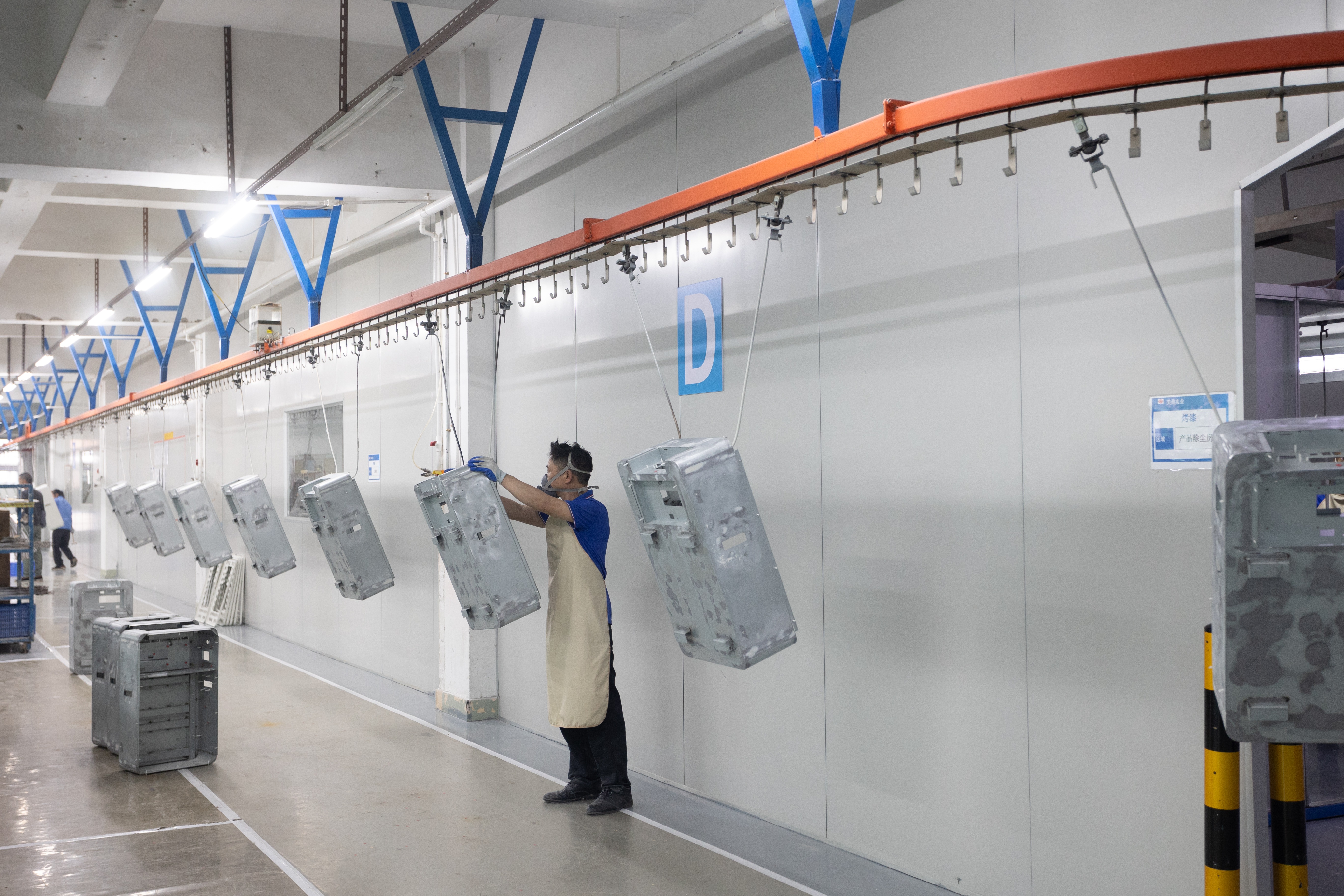 钣金加工喷涂工艺解析：喷粉与喷漆的区别及优劣势